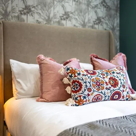 Hotel apartamentowy Luxury In The Heart Of